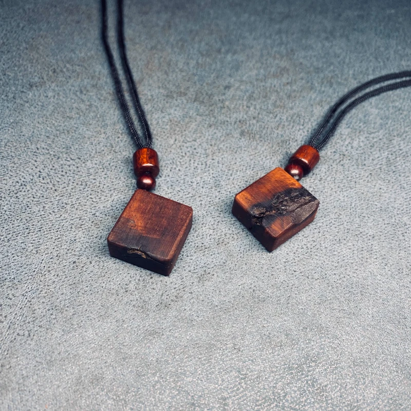 Taihang Mountain Century-old Lightning-struck Jujube Wood Tianyuan Difang Pendant Children's Male and Female Amulet Key Pendant
Taihang Mountain Century-old Lightning-struck Jujube Wood Tianyuan Difang Pendant Children's Male and Female Amulet Key Pendant