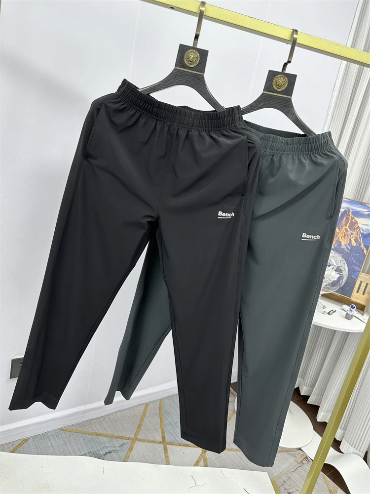 Легкие быстросохнущие повседневные брюки для мужчин, летние, с эластичным поясом, модные, прямого кроя, длинные, дышащие, трендовые
Легкие быстросохнущие повседневные брюки для мужчин, летние, с эластичным поясом, модные, прямого кроя, длинные, дышащие, трендовые