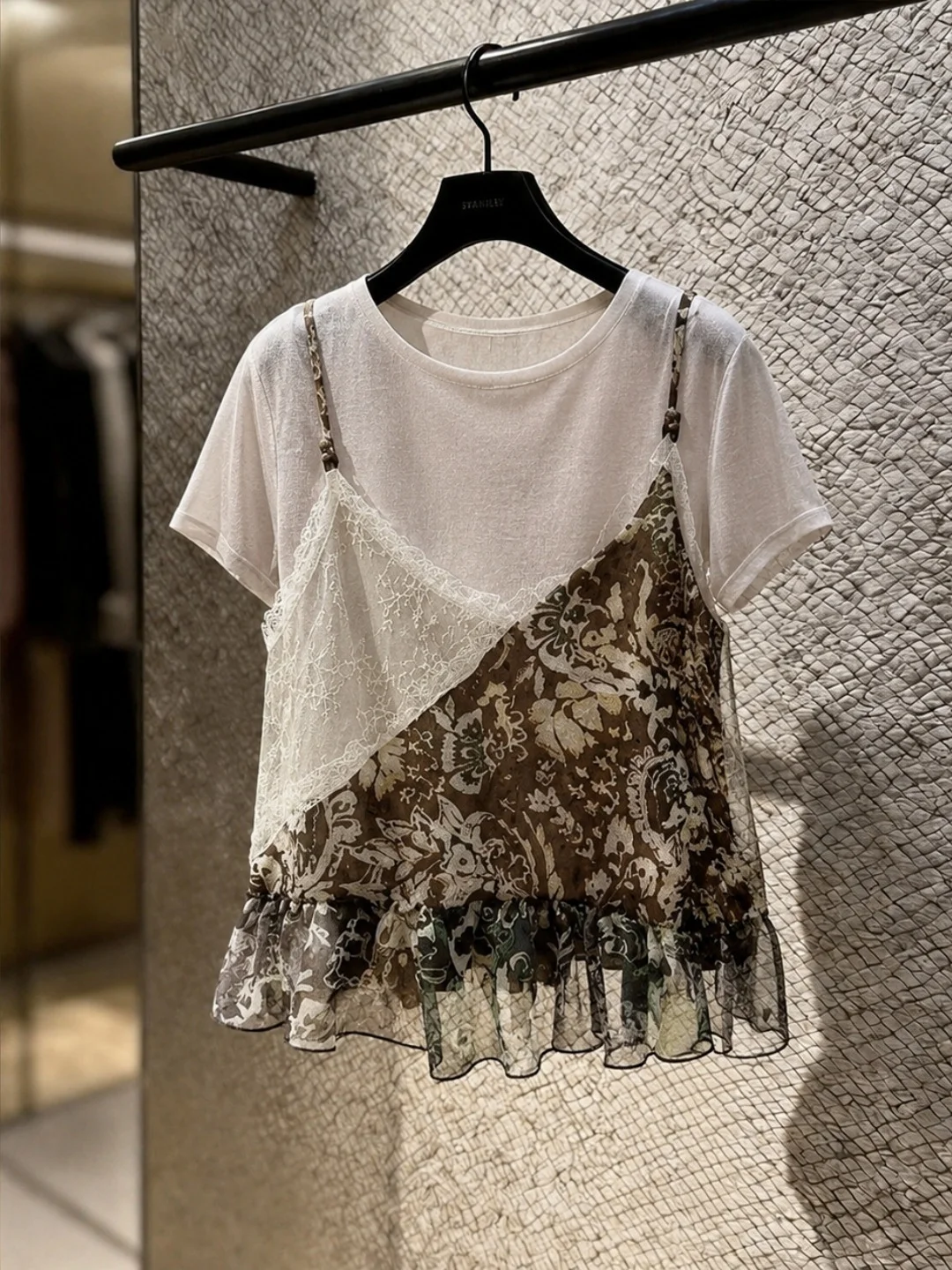 Lace Splice Short Sleeve T-Shirt Women's Fashion Summer New Design Sensation Sunscreen Top Commute Style Straight Cut Type
Lace Splice Short Sleeve T-Shirt Women's Fashion Summer New Design Sensation Sunscreen Top Commute Style Straight Cut Type