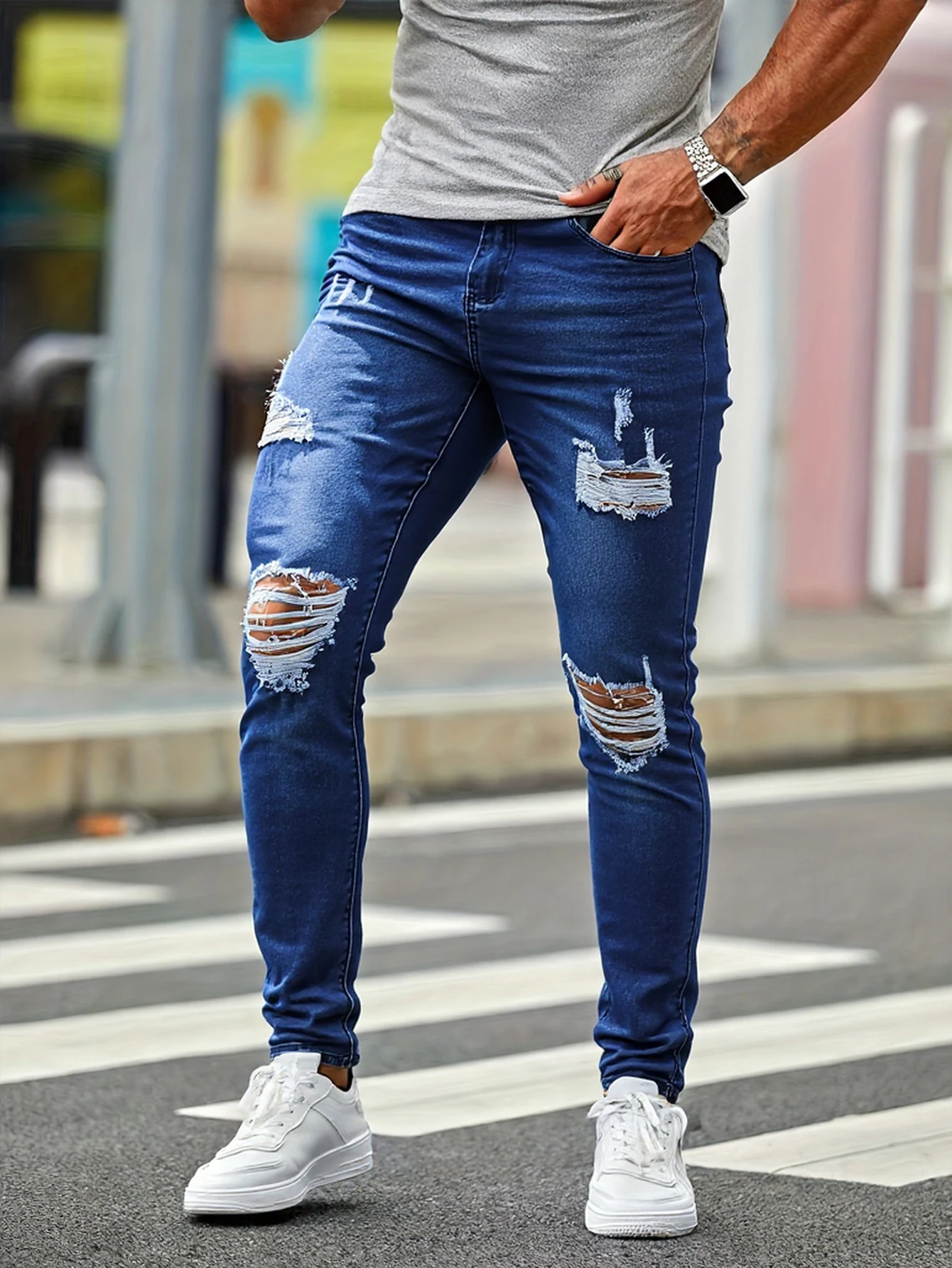 Мужские синие узкие джинсы с потертостями, с уникальным изношенным дизайном, идеально подходящим форму тела, делает ее просто в создании. 
Мужские синие узкие джинсы с потертостями, с уникальным изношенным дизайном, идеально подходящим форму тела, делает ее просто в создании.