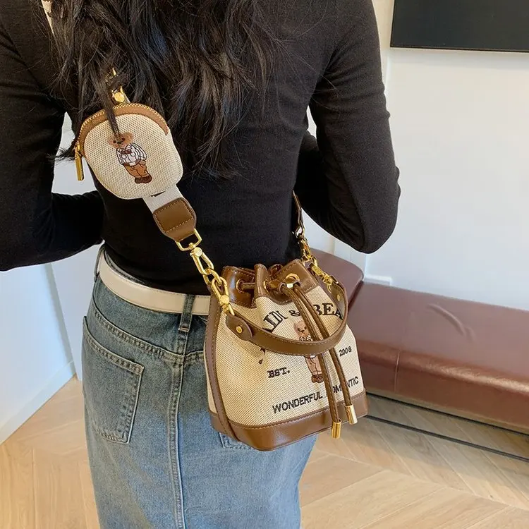 2025 Bear Print Bucket Bag Women PU Leather Large Capacity Crossbody Shoulder Bag Versatile for Work Commute Travel Essentials
2025 Bear Print Bucket Bag Women PU Leather Large Capacity Crossbody Shoulder Bag Versatile for Work Commute Travel Essentials