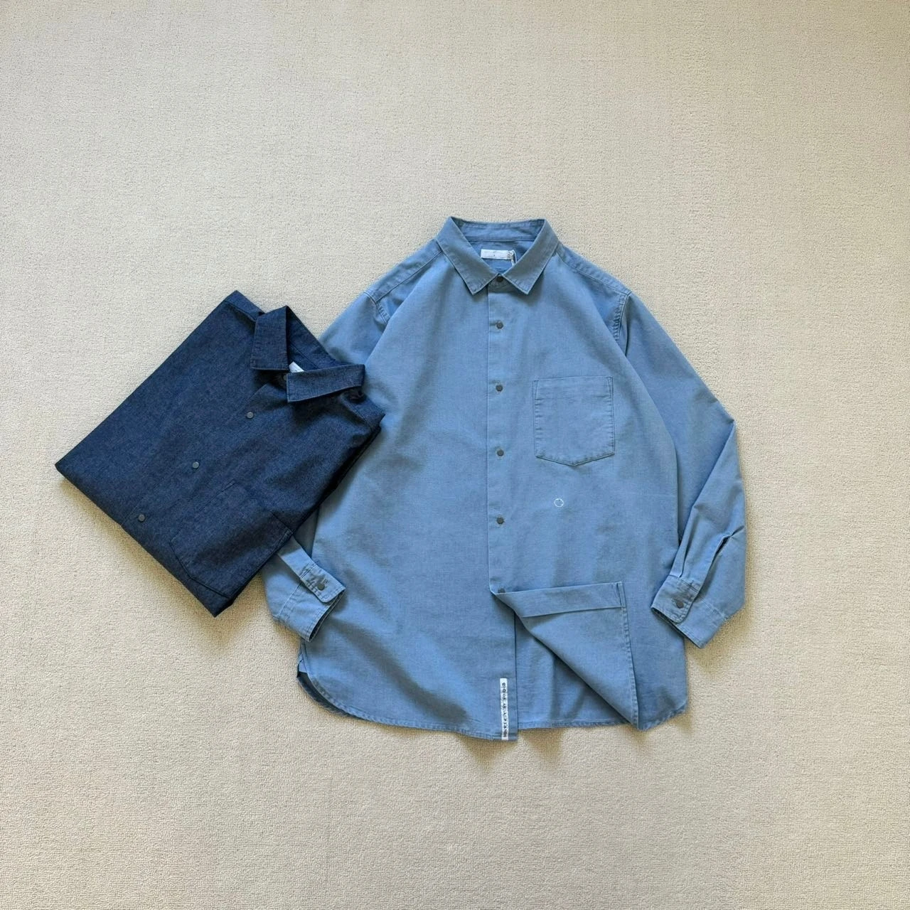 Мужская джинсовая рубашка из шамбре с длинным рукавом, свободного кроя, дышащая, синяя, однотонная, молодежная, осенняя, влагоотводящая
Мужская джинсовая рубашка из шамбре с длинным рукавом, свободного кроя, дышащая, синяя, однотонная, молодежная, осенняя, влагоотводящая