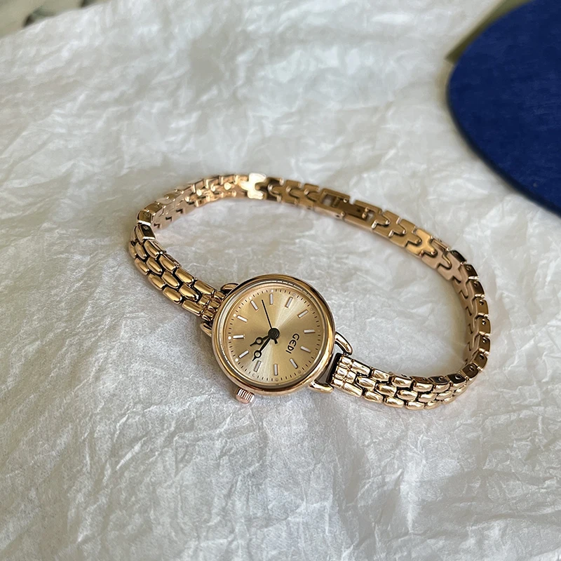 New Design Women'S Watch With RoundSmall DialExquisite AndVersatileRetro AndPetiteSimple And Elegant Stainless Steel Wristwatch.
New Design Women'S Watch With RoundSmall DialExquisite AndVersatileRetro AndPetiteSimple And Elegant Stainless Steel Wristwatch.