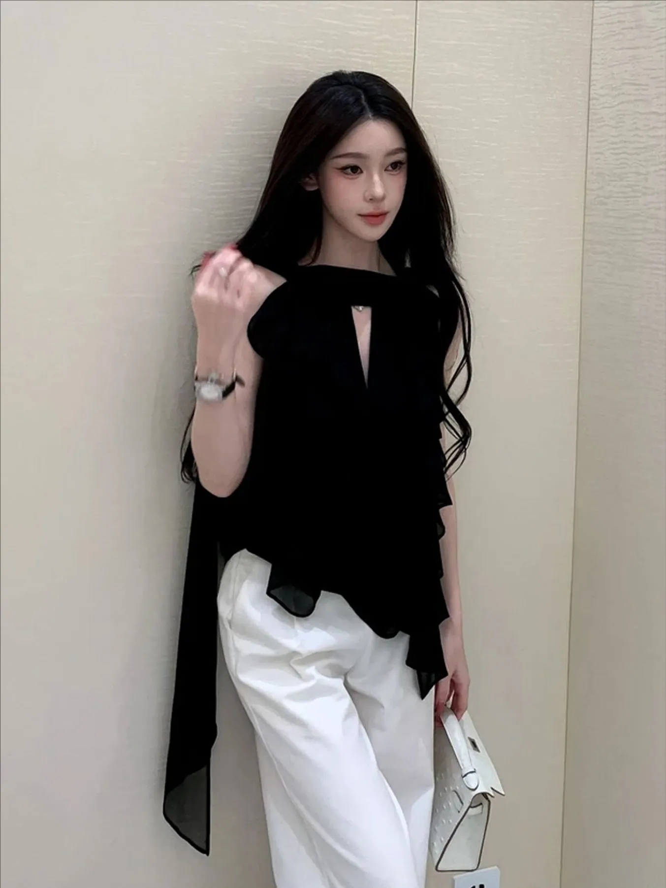 Retro Black Sash Sleeveless V-Neck Women's Shirt Summer 2026 New Design Sensation Lace Trim Anti-Aging Versatile Top
Retro Black Sash Sleeveless V-Neck Women's Shirt Summer 2026 New Design Sensation Lace Trim Anti-Aging Versatile Top