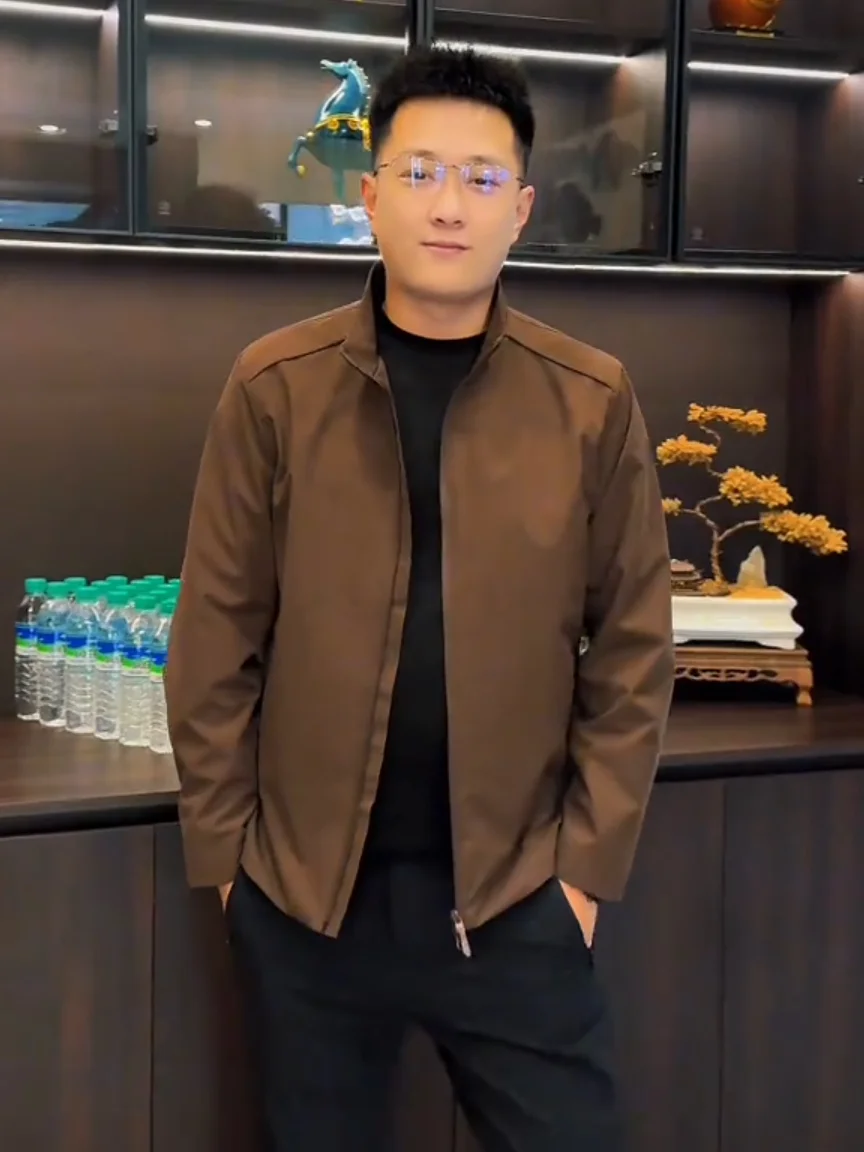 New Men's Spring Autumn Stand Collar Jacket High Quality Fashionable Handsome Standard Fit Zipper Decorated Outerwear
New Men's Spring Autumn Stand Collar Jacket High Quality Fashionable Handsome Standard Fit Zipper Decorated Outerwear
