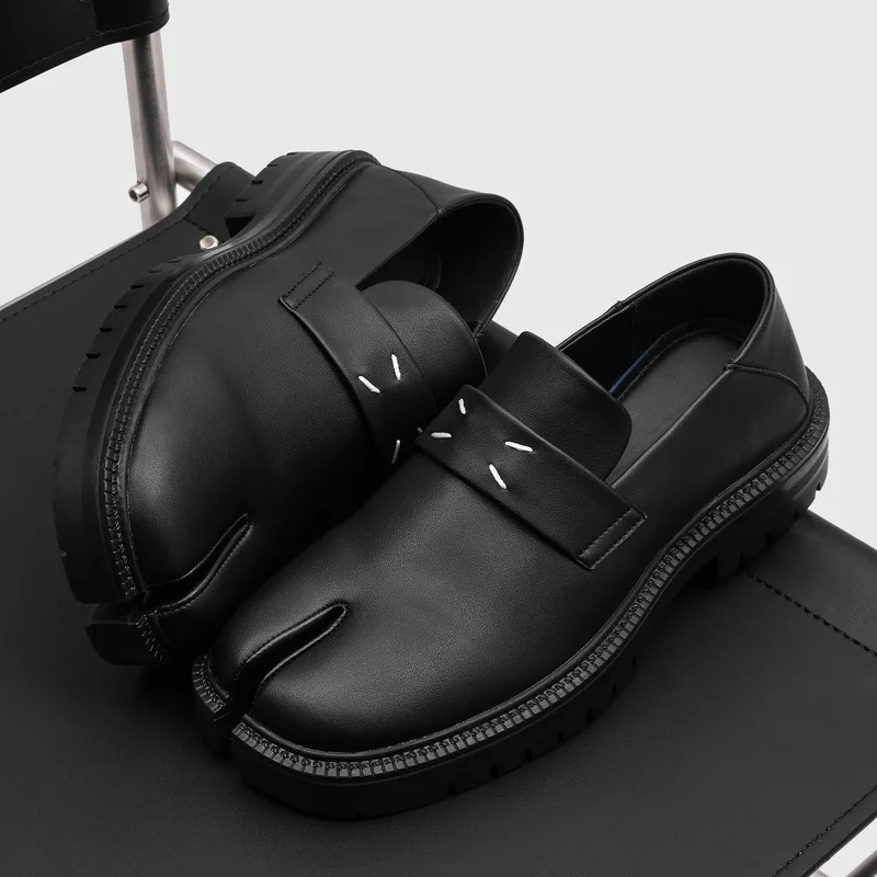 High-end Designer Split Toe Tabi Men's Sneakers and Casual Shoes Fashion Retro Leather Slip-On Loafers Men Shoes Tenis Masculino
High-end Designer Split Toe Tabi Men's Sneakers and Casual Shoes Fashion Retro Leather Slip-On Loafers Men Shoes Tenis Masculino