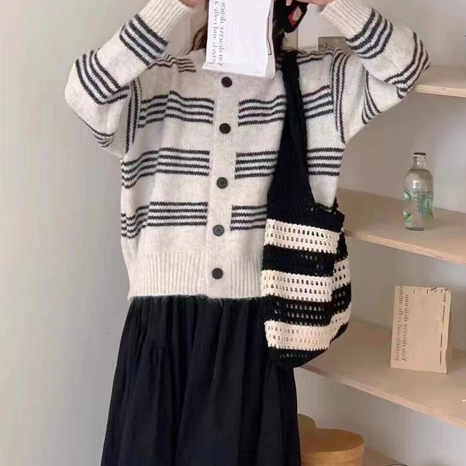 Women's Loise-colored Wall Sweaters Coat, Korean Classic contrast colors, autumn and winter wear, 2024 New
Women's Loise-colored Wall Sweaters Coat, Korean Classic contrast colors, autumn and winter wear, 2024 New