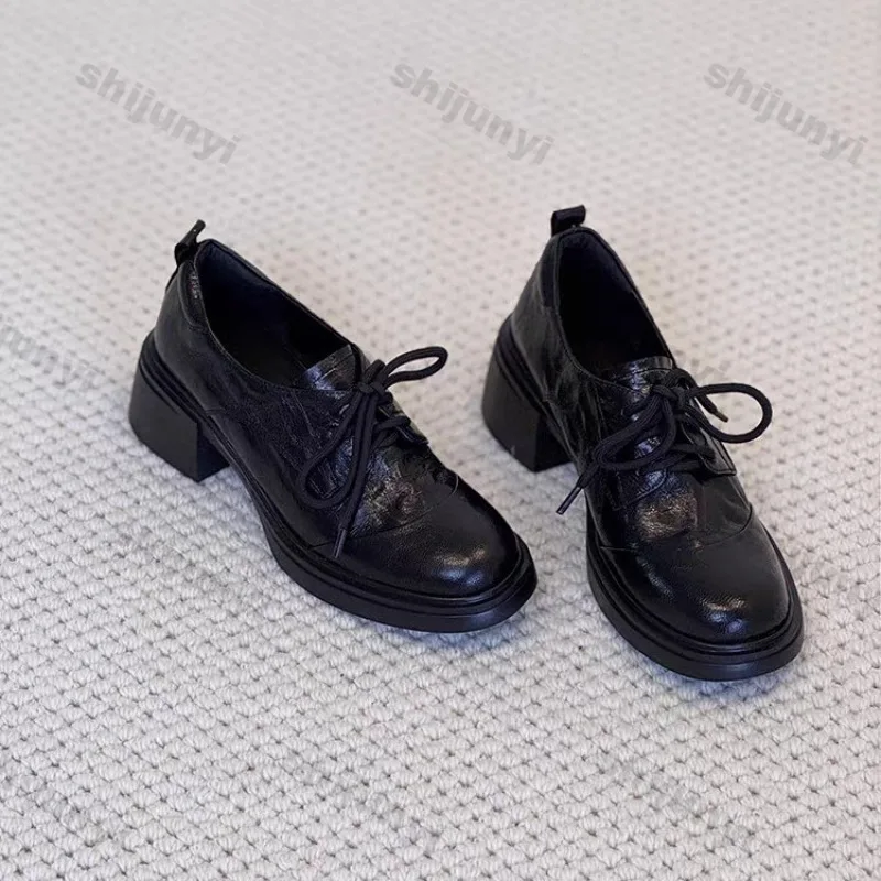 Женская кожаная обувь на платформе, весна-осень 2026, модные повседневные лоферы на шнуровке, черные туфли дерби на высоком каблуке в стиле ретро на грубом каблуке
Женская кожаная обувь на платформе, весна-осень 2026, модные повседневные лоферы на шнуровке, черные туфли дерби на высоком каблуке в стиле ретро на грубом каблуке