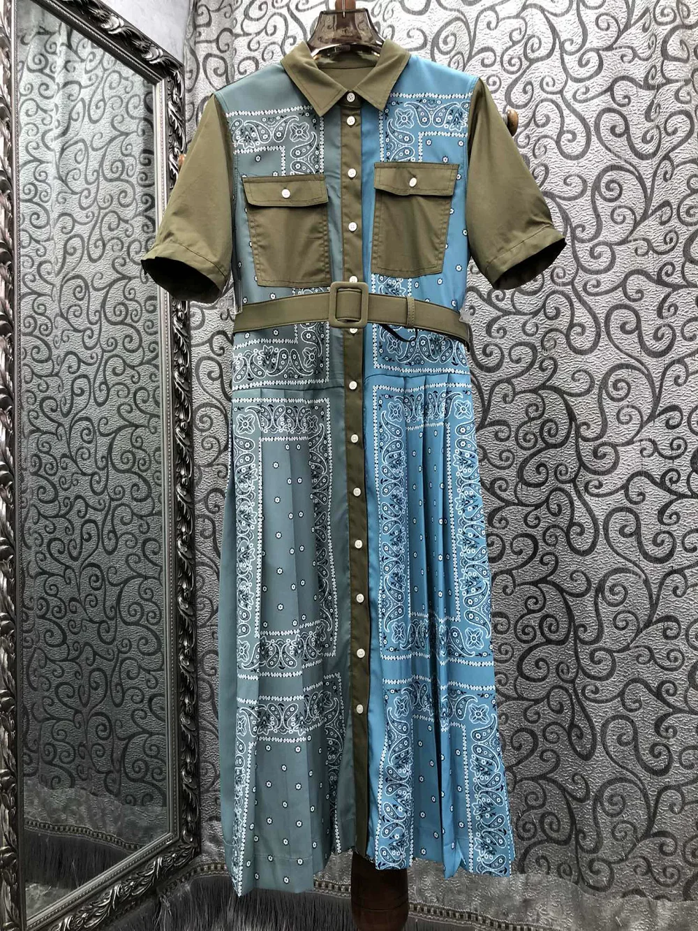 Newest Fashion Dress 2026 Summer Style Lady Turn-down Collar Vintage Print Chest Pocket Belt Deco Short Sleeve Dress Cotton
Newest Fashion Dress 2026 Summer Style Lady Turn-down Collar Vintage Print Chest Pocket Belt Deco Short Sleeve Dress Cotton