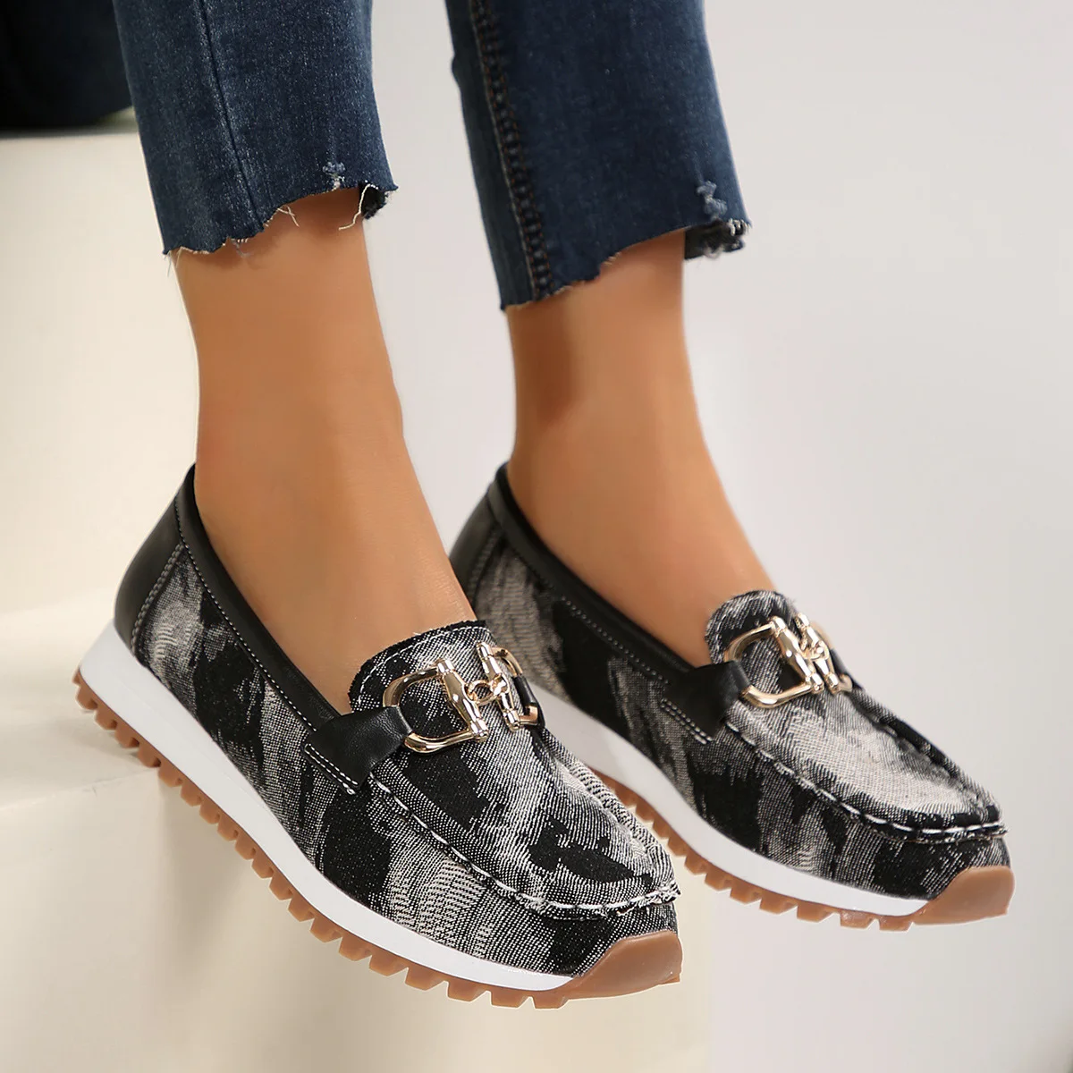 The 2025 new style of fashionable metal buckle round-toed flat thick-soled bean shoes is a casual and fashionable single shoes 
The 2025 new style of fashionable metal buckle round-toed flat thick-soled bean shoes is a casual and fashionable single shoes