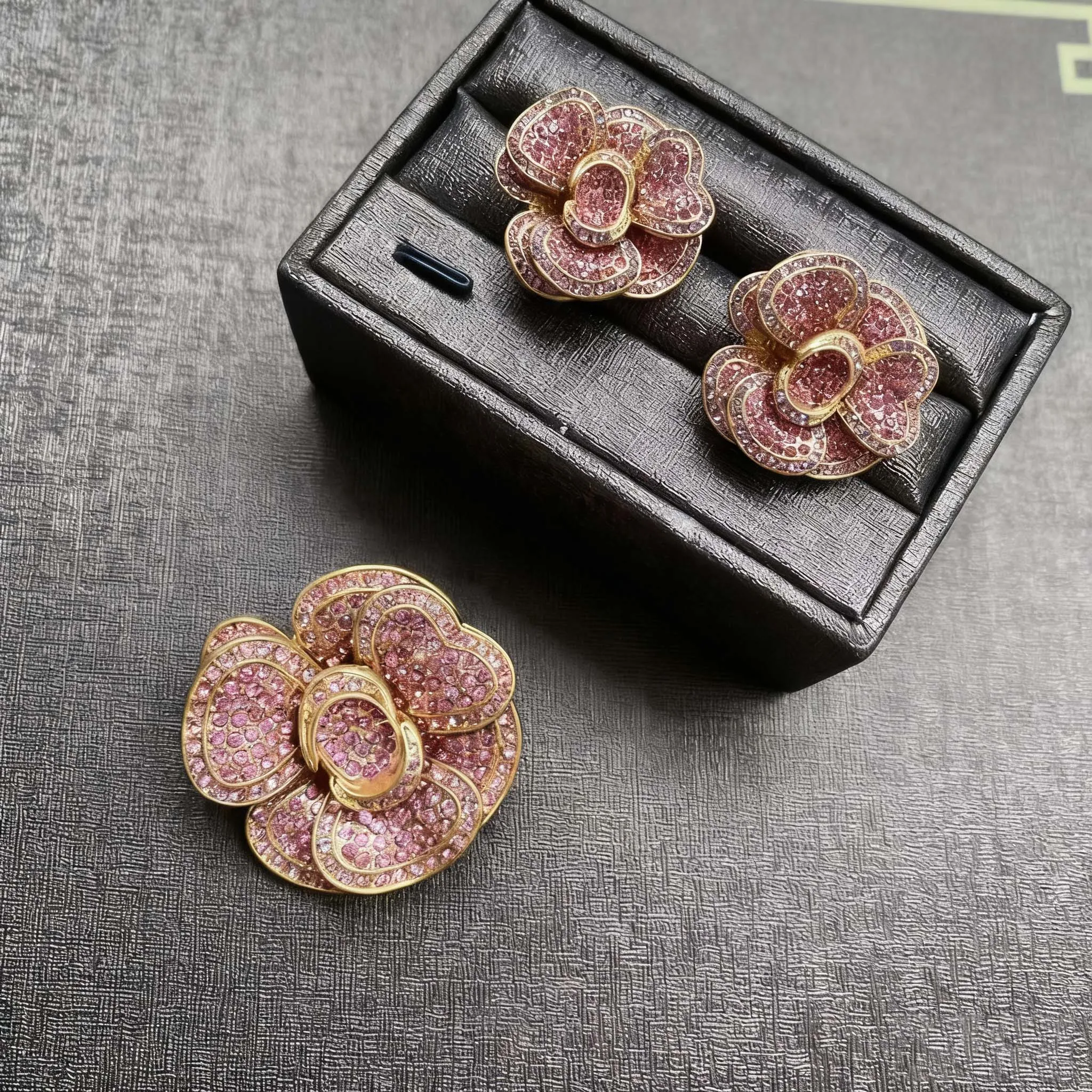 Camellia Stud Earrings Brooch Set Vintage Full Rhinestone Flower Stud Brooch Jewelry Set Accessories Christmas Gifts For Women
Camellia Stud Earrings Brooch Set Vintage Full Rhinestone Flower Stud Brooch Jewelry Set Accessories Christmas Gifts For Women