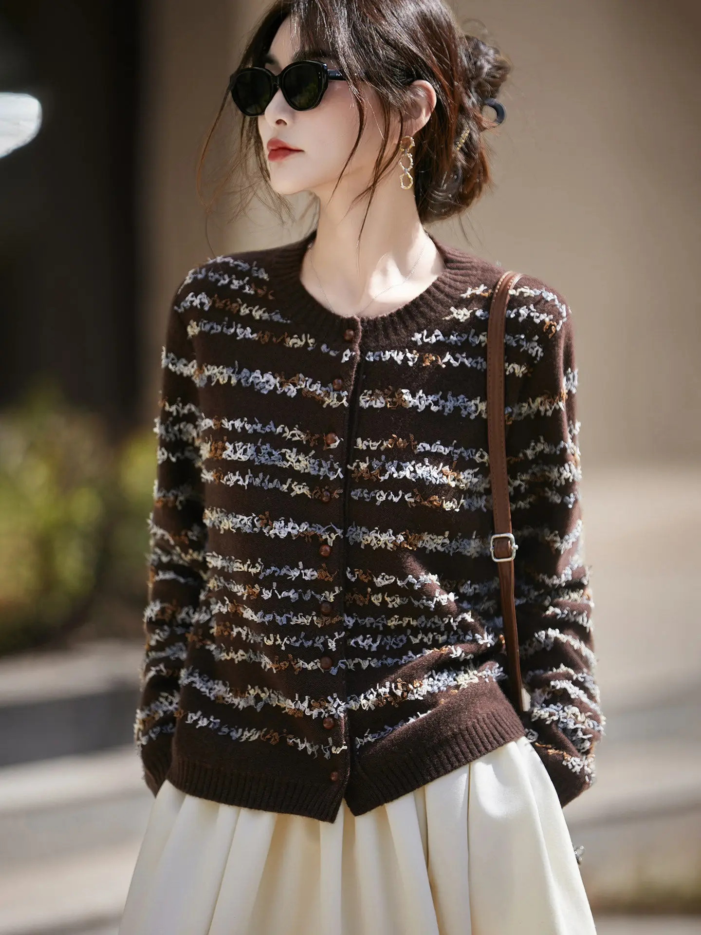 High-End Knitted 00 Pure Wool Women's Cardigan Sweater Floral Embroidery Warm Design Faionable New Sle Winter Outerwear
High-End Knitted 00 Pure Wool Women's Cardigan Sweater Floral Embroidery Warm Design Faionable New Sle Winter Outerwear