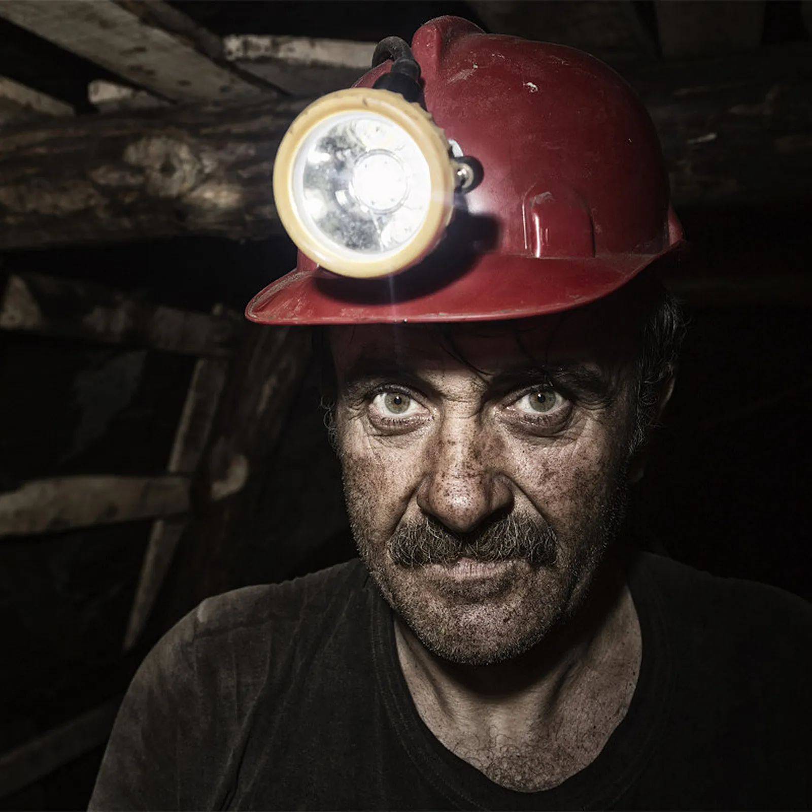 High Brightness Waterproof Miner Headlight IP68 Recessed Charging Port Stainless Steel Hook Clip-on Safety Headlamp for Outdoor
High Brightness Waterproof Miner Headlight IP68 Recessed Charging Port Stainless Steel Hook Clip-on Safety Headlamp for Outdoor