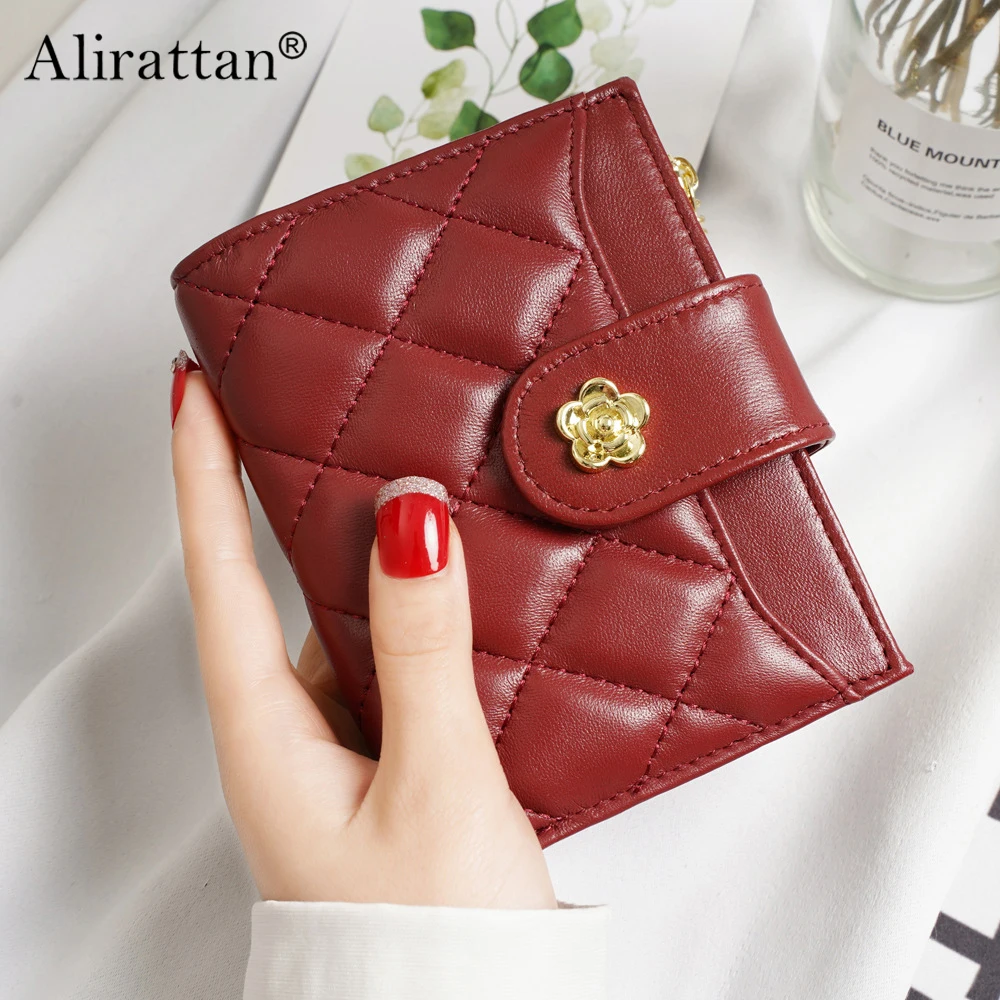 Alirattan, новинка 2026, короткий женский модный складной кошелек с камелией, несколько слотов для карт и мягкий кошелек на молнии из овчины
Alirattan, новинка 2026, короткий женский модный складной кошелек с камелией, несколько слотов для карт и мягкий кошелек на молнии из овчины