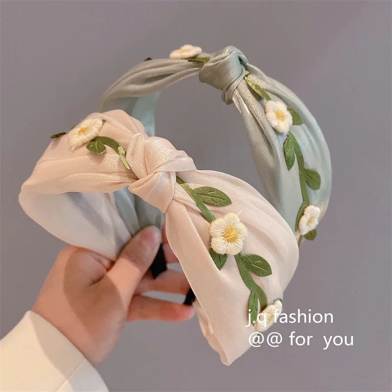 Xianqi revolves around original fresh wide version headband, simple forest style French retro hair accessories, Korean fabric
Xianqi revolves around original fresh wide version headband, simple forest style French retro hair accessories, Korean fabric