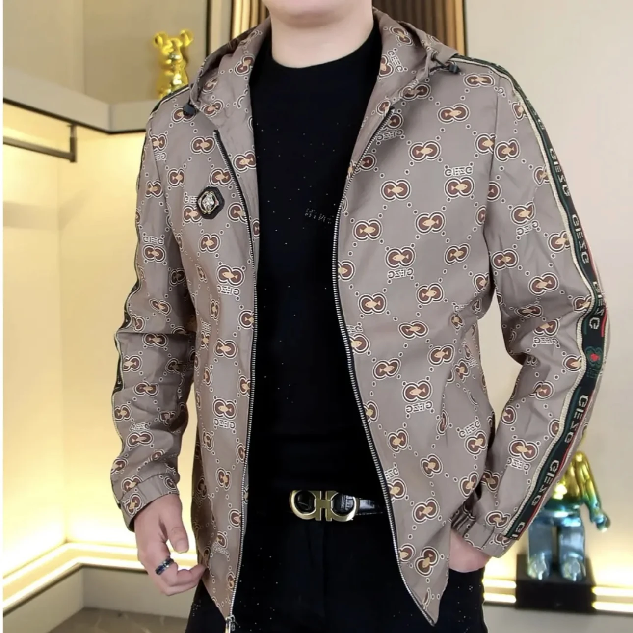 Spring New Faionable Men's Hooded Jaet with Embroidered Belt Casual Breathable Polyester Outerwear for Youth in China
Spring New Faionable Men's Hooded Jaet with Embroidered Belt Casual Breathable Polyester Outerwear for Youth in China