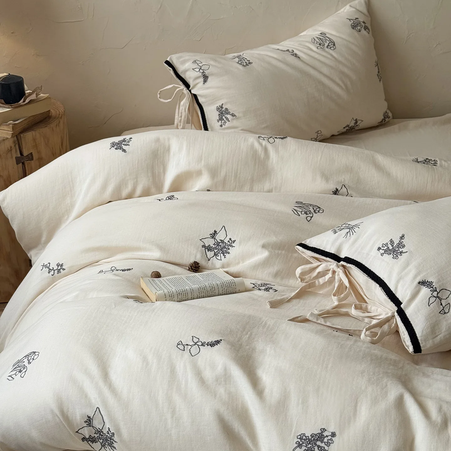 Soft breathable bed four-piece set pure girl heart double yarn bed sheet quilt cover
Soft breathable bed four-piece set pure girl heart double yarn bed sheet quilt cover