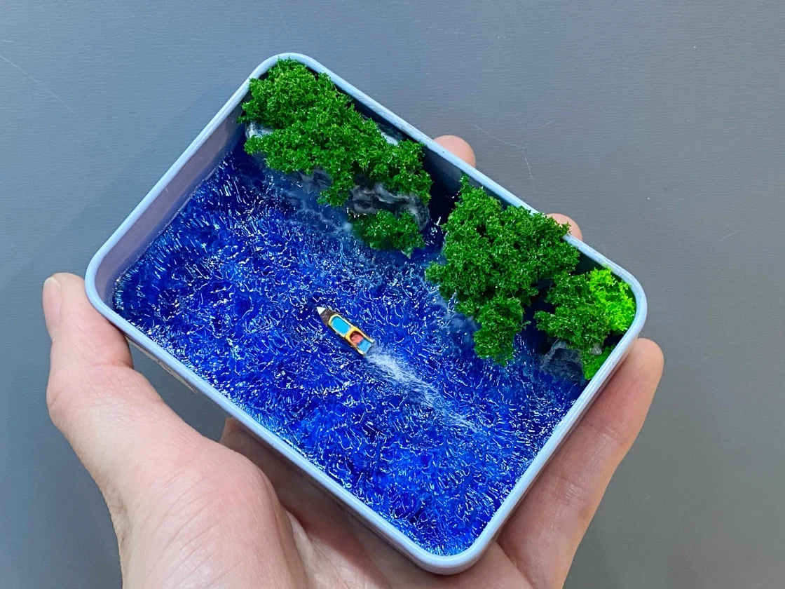 Creative miniature model iron box micro landscape pure handmade sand table DIY simulation production blue ocean speedboat theme
Creative miniature model iron box micro landscape pure handmade sand table DIY simulation production blue ocean speedboat theme