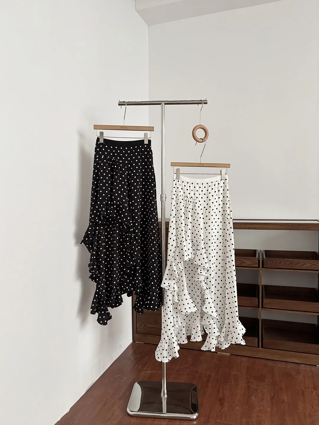 High Waist Polka Dot A-Line Midi Skirt Women's Summer 2026 New Asymmetrical Lace Hem Slimming Elegant Half-length Skirt
High Waist Polka Dot A-Line Midi Skirt Women's Summer 2026 New Asymmetrical Lace Hem Slimming Elegant Half-length Skirt