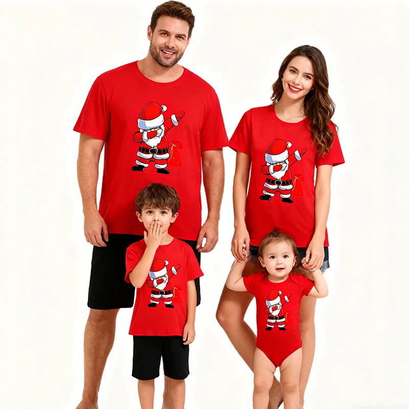 Одинаковые комплекты для всей семьи, новогодняя рождественская одежда для мамы, папы и меня, хлопковая футболка с мультяшным принтом для взрослых и детей, детский комбинезон
Одинаковые комплекты для всей семьи, новогодняя рождественская одежда для мамы, папы и меня, хлопковая футболка с мультяшным принтом для взрослых и детей, детский комбинезон