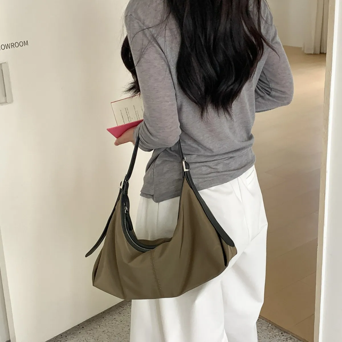 Fashion New Female Hand Bags Casual Simple Underarm Shoulder Bag Women Solid Versatile Nylon Bag Luxury Design Lightweight
Fashion New Female Hand Bags Casual Simple Underarm Shoulder Bag Women Solid Versatile Nylon Bag Luxury Design Lightweight