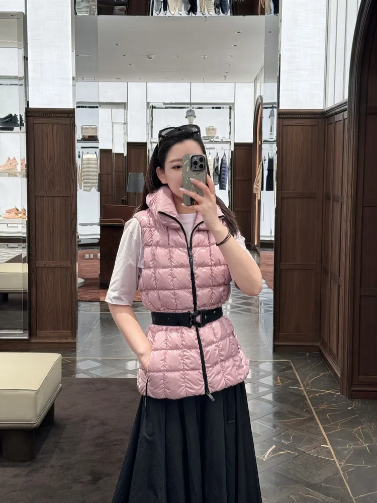 Slim Fit Goose down Vest Block Design Fashionable Waist Belt 3D Stereo Collar Ultra Slimming Tofu Cube Elegant Winter Jacket
Slim Fit Goose down Vest Block Design Fashionable Waist Belt 3D Stereo Collar Ultra Slimming Tofu Cube Elegant Winter Jacket