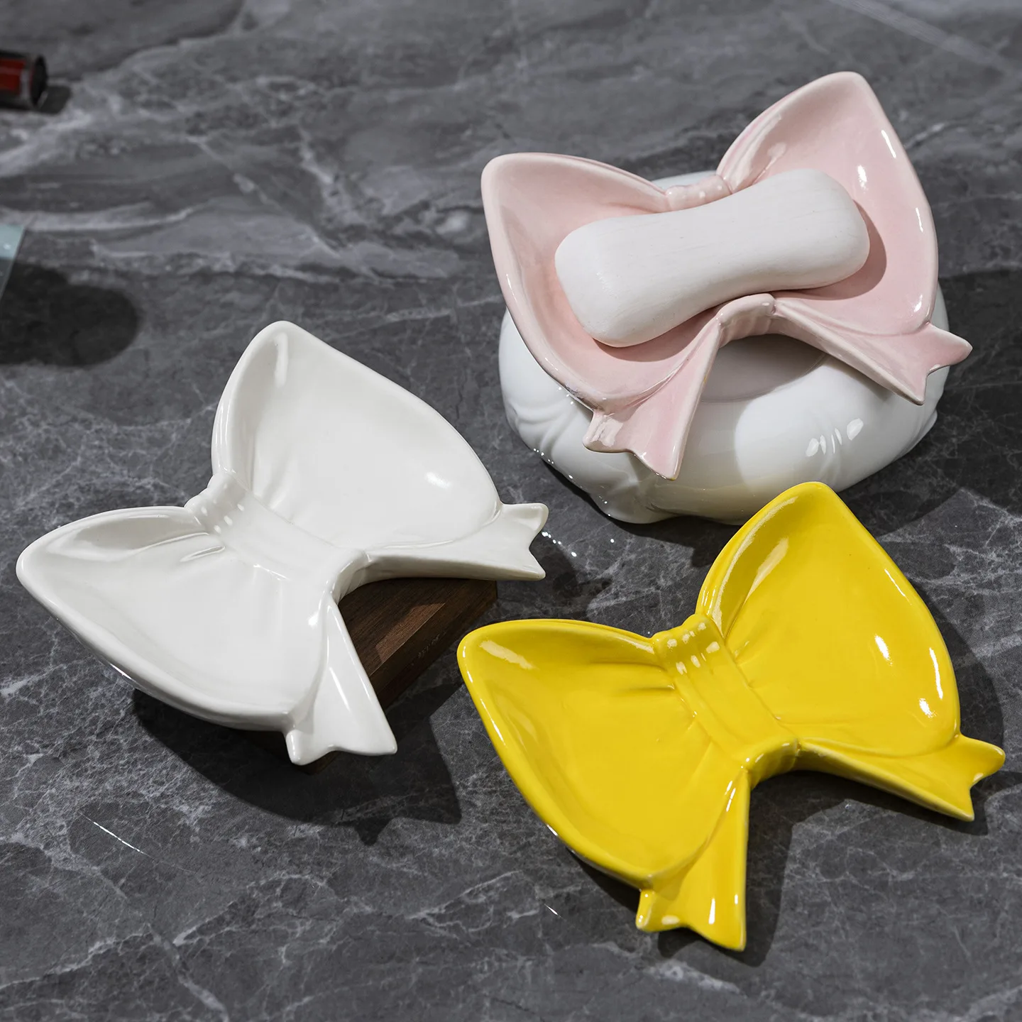 Cross-border drainable bow soap box, bathroom household rack ceramic non-water soap dish holder
Cross-border drainable bow soap box, bathroom household rack ceramic non-water soap dish holder