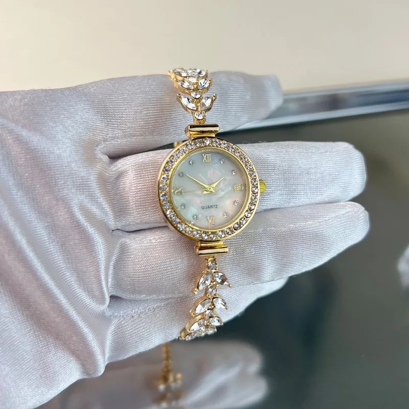 Light Luxury Mermaid Chain Watch Sparkling Diamond Decor Ladies Quartz Bracelet Watch Daily Fashion Accessory
Light Luxury Mermaid Chain Watch Sparkling Diamond Decor Ladies Quartz Bracelet Watch Daily Fashion Accessory