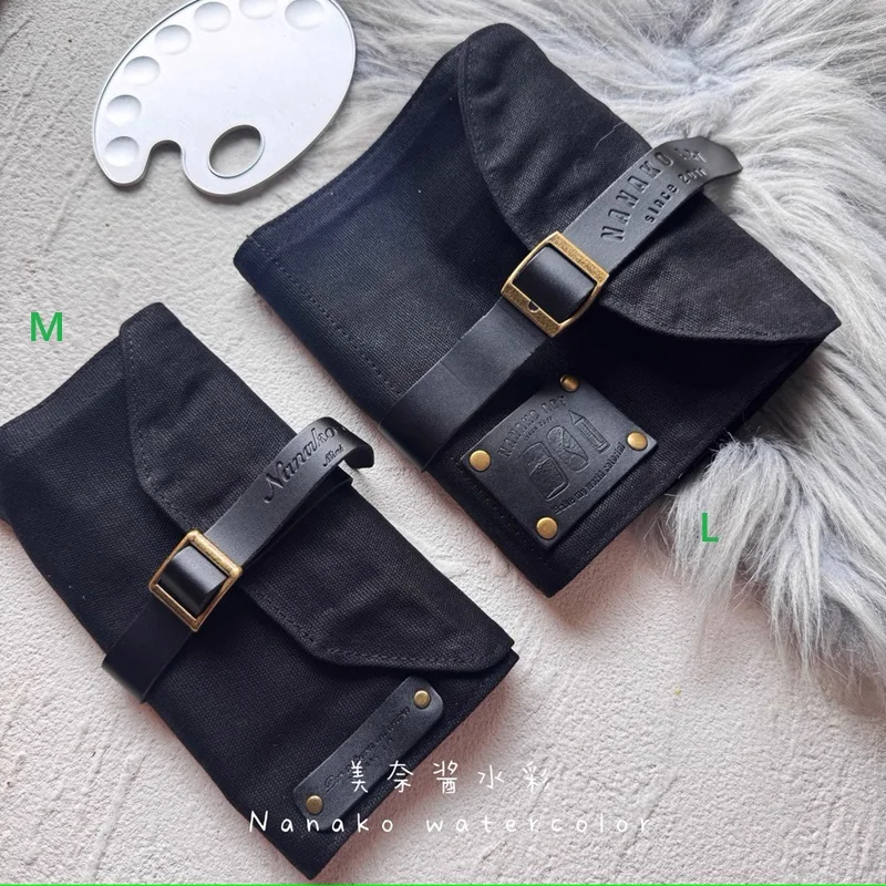 Replica PEG&AWL Artwork Pen Roll Case Waterproof Waxed Canvas Organiser M/L Inner Pocket, Carabiner Travel Accessories
Replica PEG&AWL Artwork Pen Roll Case Waterproof Waxed Canvas Organiser M/L Inner Pocket, Carabiner Travel Accessories