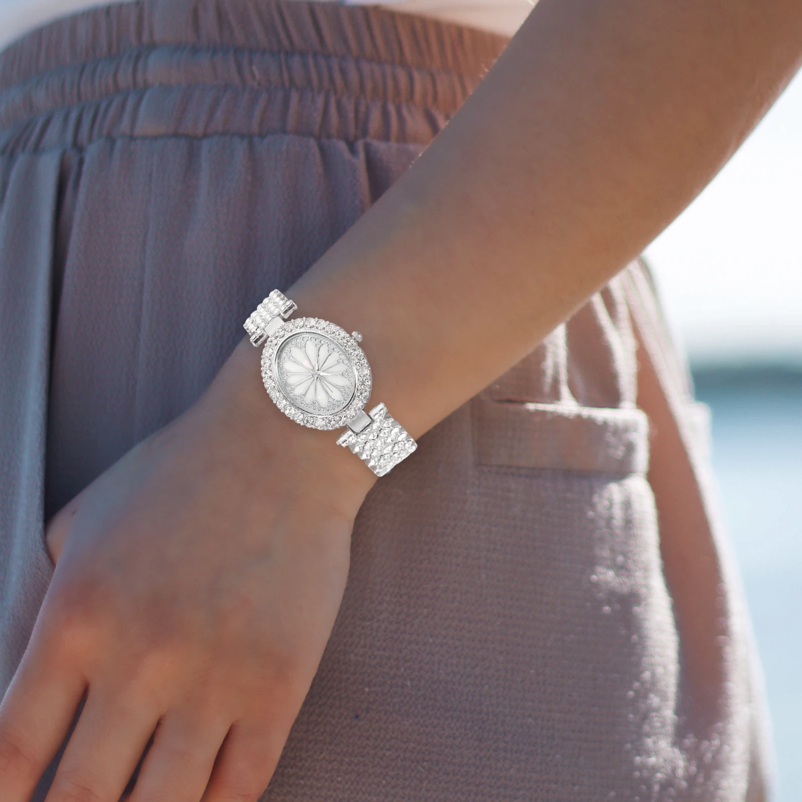 Ladies Quartz Watches Bling Delicate Small Wrist Watch Silver Female Fashion Elegant Shiny Casual Girl Accessory Gift
Ladies Quartz Watches Bling Delicate Small Wrist Watch Silver Female Fashion Elegant Shiny Casual Girl Accessory Gift