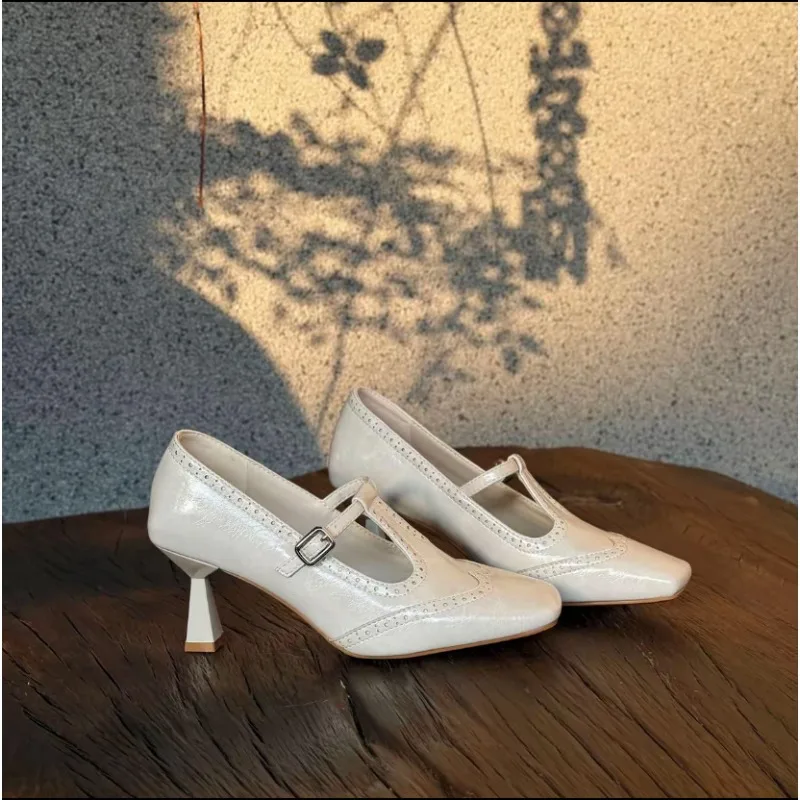 Retro Womens Shoes Exquisite Block Carving High Heels for Woman Elegant French Casual Shoes Fashion Designer Shoes Zapatos Mujer
Retro Womens Shoes Exquisite Block Carving High Heels for Woman Elegant French Casual Shoes Fashion Designer Shoes Zapatos Mujer