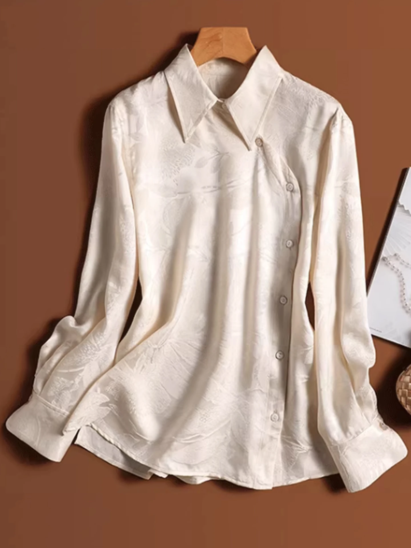 Ele Chinese Retro irt Collar Long Sve Women's Faionable Summer 2025 Floral Embroidery Straight Cut Silk Top
Ele Chinese Retro irt Collar Long Sve Women's Faionable Summer 2025 Floral Embroidery Straight Cut Silk Top