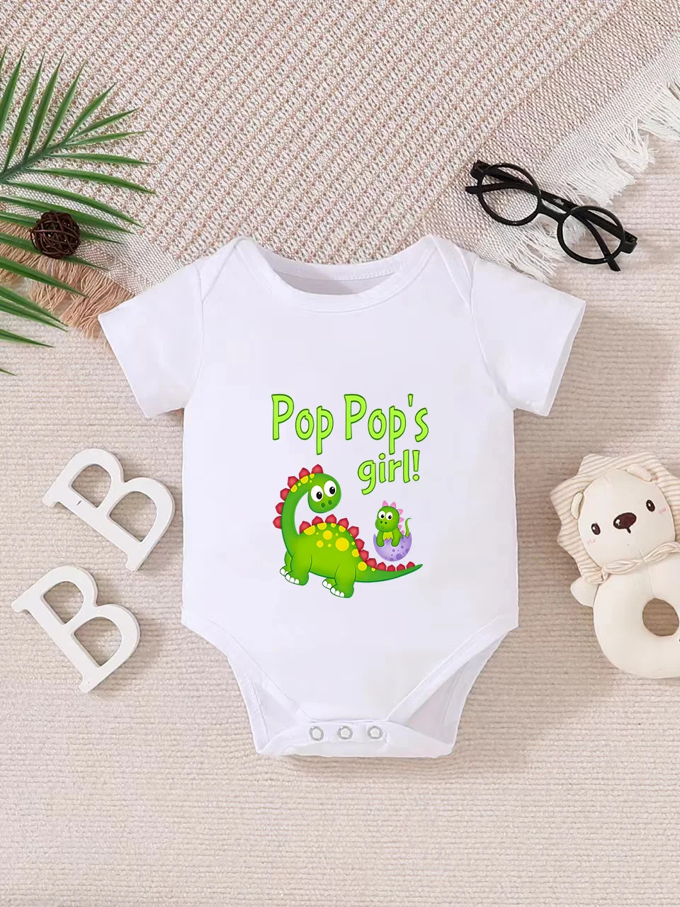 Playful letter-printed baby short-sleeve triangle bodysuit. Button closure for easy dressing, machine washable
Playful letter-printed baby short-sleeve triangle bodysuit. Button closure for easy dressing, machine washable