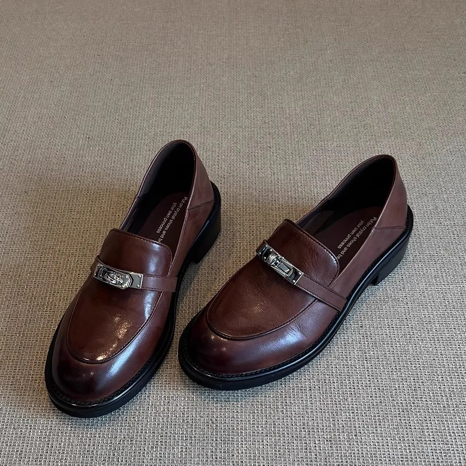 Женские декоративные лоферы с металлической пряжкой, женские туфли на плоской подошве из натуральной кожи, удобная женская обувь на среднем каблуке с неглубоким носком, новинка
Женские декоративные лоферы с металлической пряжкой, женские туфли на плоской подошве из натуральной кожи, удобная женская обувь на среднем каблуке с неглубоким носком, новинка