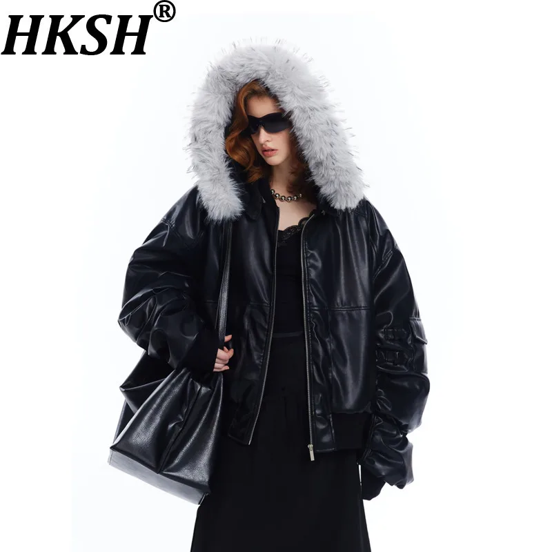 HKSH Autumn Winter New Women Short Jacket Detachable Fur Collar Hooded PU Leather Zipper Unisex Fashion Warm Padded Coat HK12618
HKSH Autumn Winter New Women Short Jacket Detachable Fur Collar Hooded PU Leather Zipper Unisex Fashion Warm Padded Coat HK12618