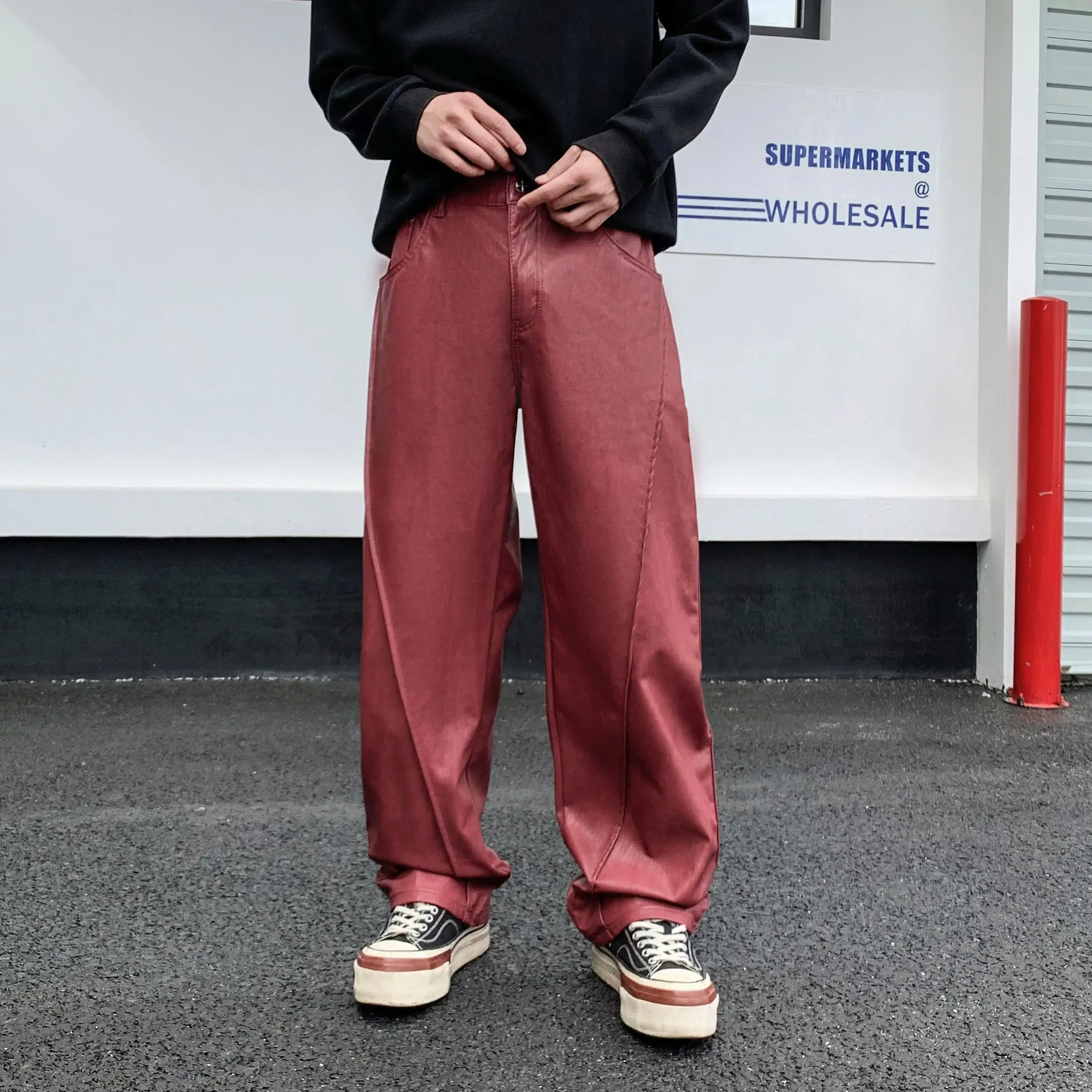 Newest Red Leather Spliced Pants Men Wide Leg Loosen Fit PU Trousers Male's Street Wear
Newest Red Leather Spliced Pants Men Wide Leg Loosen Fit PU Trousers Male's Street Wear