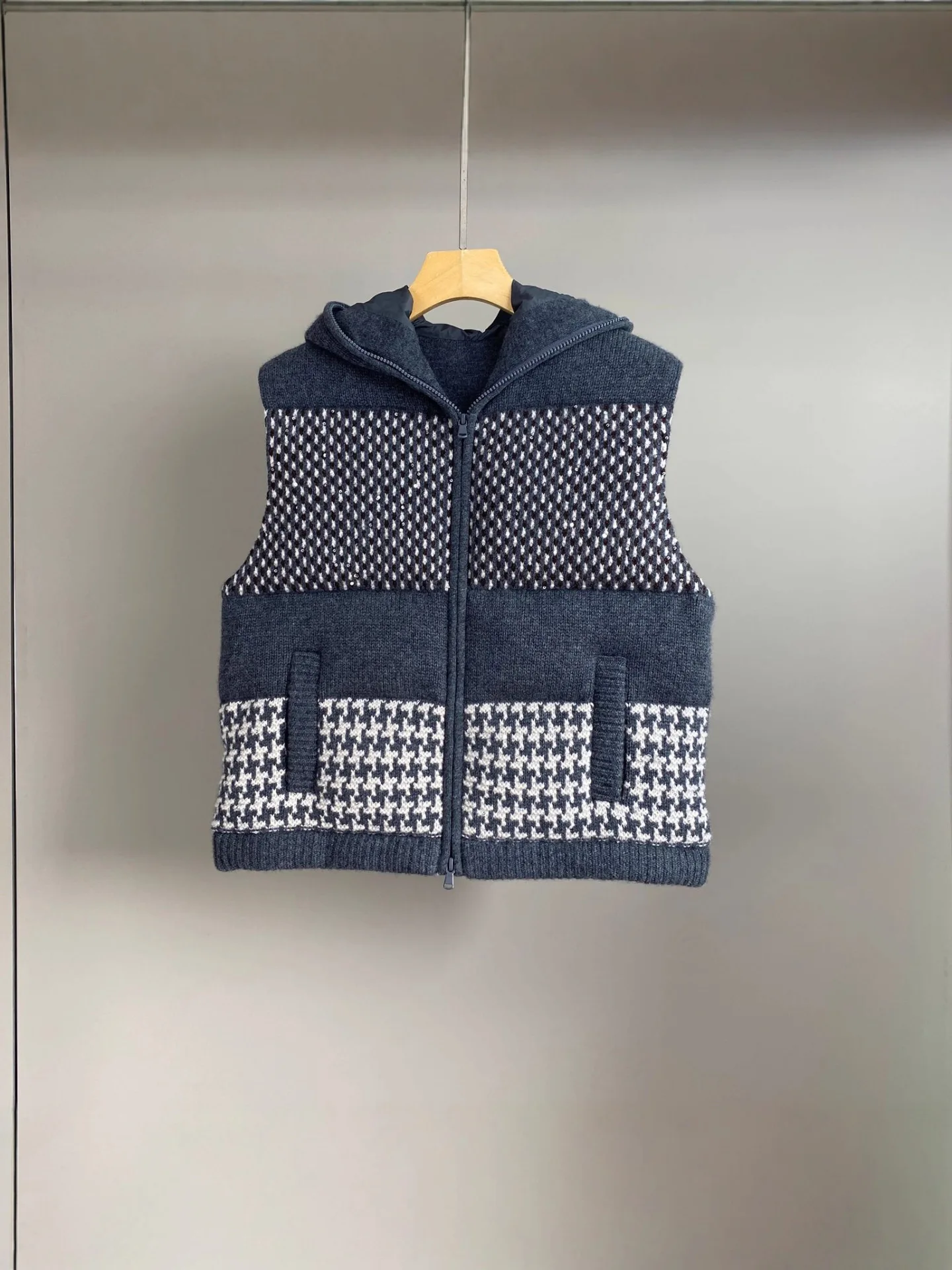 Women'S Color-Block Knit Cashmere And Goose Down Hooded Vest
Women'S Color-Block Knit Cashmere And Goose Down Hooded Vest