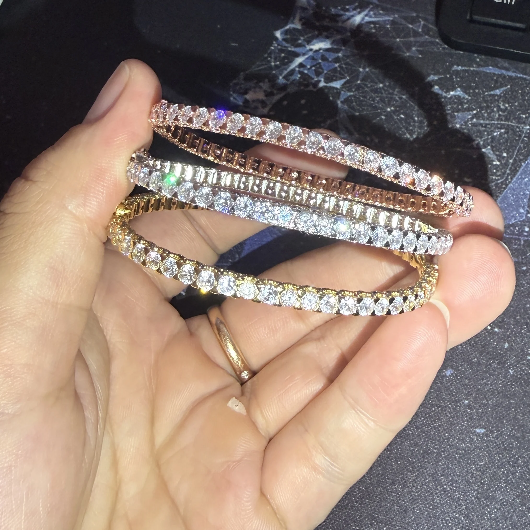 Hot Brand Fashion Classic Brand Bangle Luxury Silver Gold Color Polishing Beads Bracelet With Stone Women Wedding Party Jewelry
Hot Brand Fashion Classic Brand Bangle Luxury Silver Gold Color Polishing Beads Bracelet With Stone Women Wedding Party Jewelry