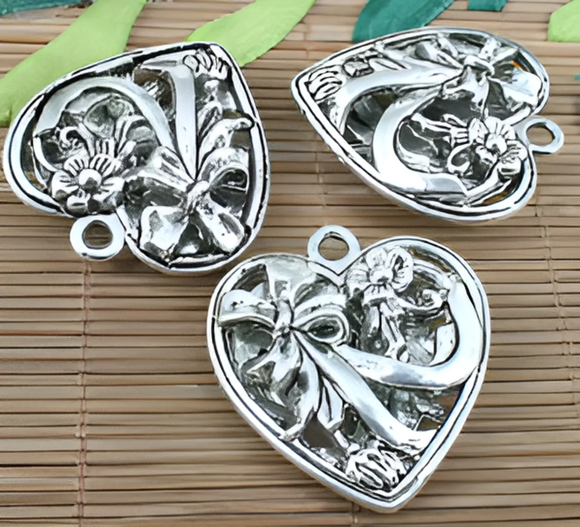 2pcs 38x35mm, hole 3mm Alloy matel 2sided heart shaped hollow flower pendants HWH2828
2pcs 38x35mm, hole 3mm Alloy matel 2sided heart shaped hollow flower pendants HWH2828