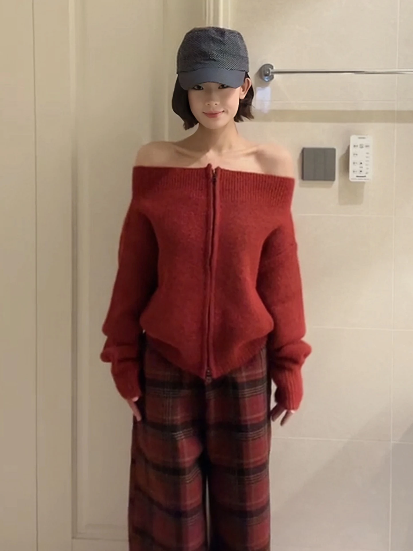 Red One-Shoulder Knitted Sweater Coat Women's Winter Christmas Casual Loose Zipper Open Cardigan Shoulder Bared Top
Red One-Shoulder Knitted Sweater Coat Women's Winter Christmas Casual Loose Zipper Open Cardigan Shoulder Bared Top