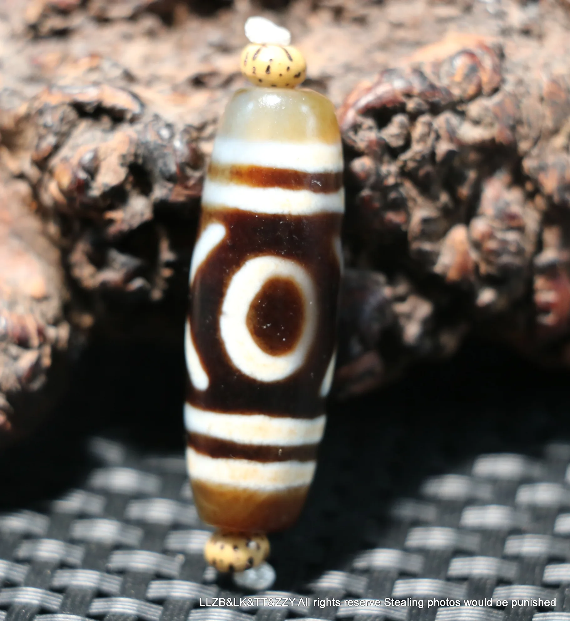 Treasure Unique Energy Tibetan Agate 2 Eye Peak Top Success Symbolize dZi Bead Pendant Amulet Timestown Accessory
Treasure Unique Energy Tibetan Agate 2 Eye Peak Top Success Symbolize dZi Bead Pendant Amulet Timestown Accessory
