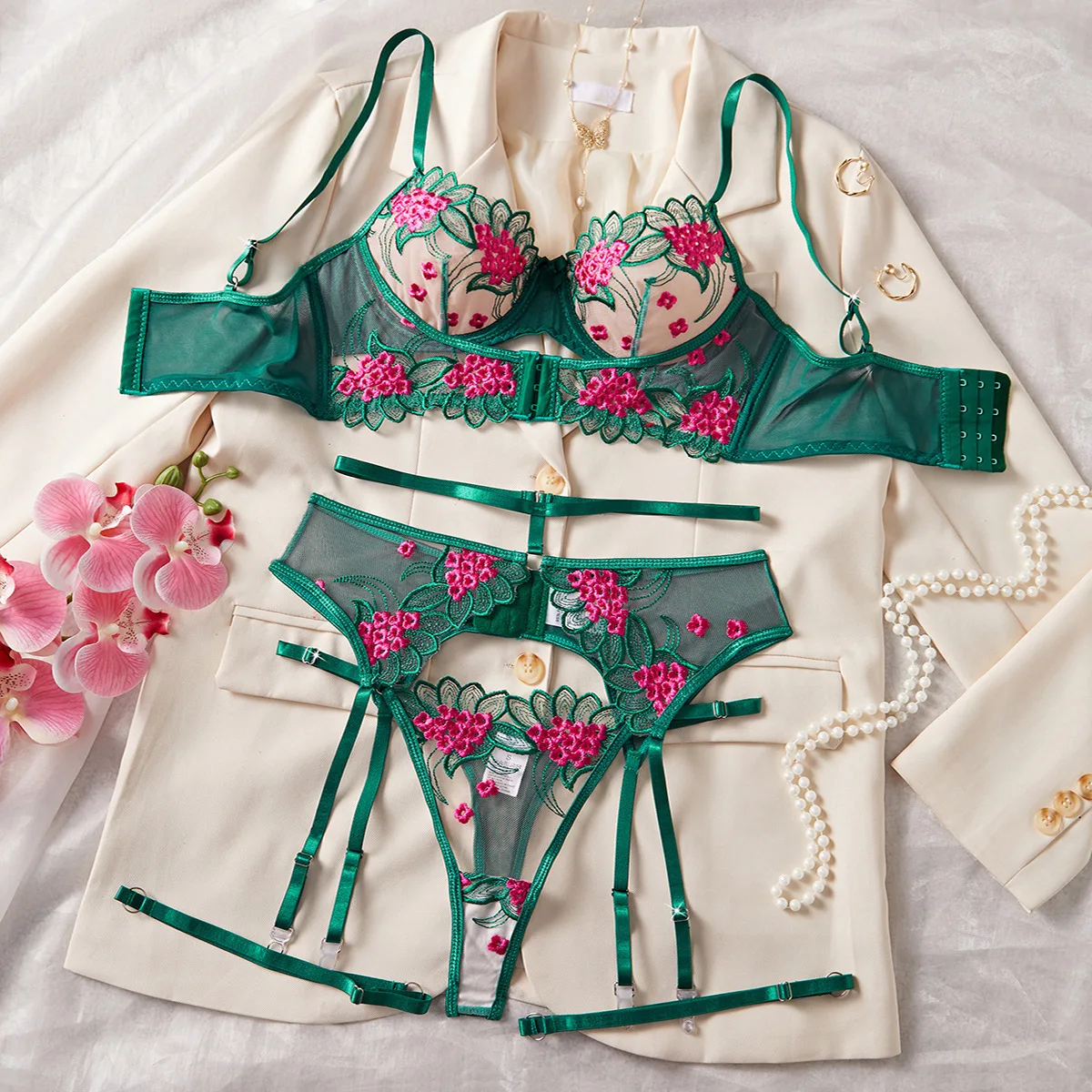 Эротическое белье, сетчатая вышивка, ультратонкий бюстгальтер с пряжкой спереди, стальное кольцо, нижнее белье с подвязками, сексуальный комплект из трех предметов
Эротическое белье, сетчатая вышивка, ультратонкий бюстгальтер с пряжкой спереди, стальное кольцо, нижнее белье с подвязками, сексуальный комплект из трех предметов