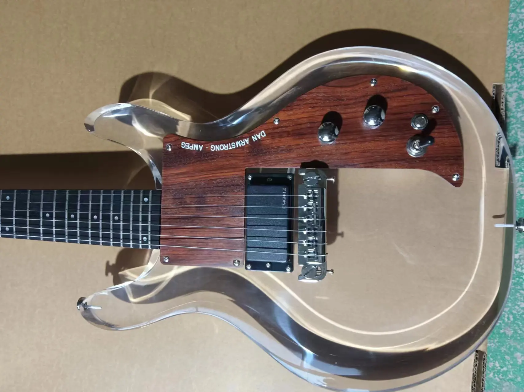 High-quality electric guitar, acrylic body, rosewood fingerboard, rosewood pickguard, free shipping
High-quality electric guitar, acrylic body, rosewood fingerboard, rosewood pickguard, free shipping