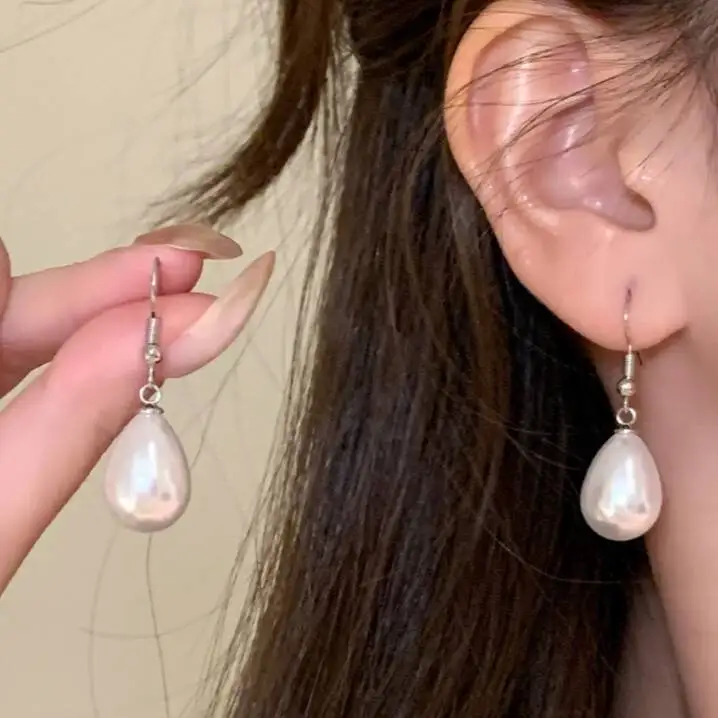 French-Style Vintage Water Drop Pendant Pearl Ear Hooks, Simple Fashionable High-End Earrings, Exquisite And Versatile Elegant
French-Style Vintage Water Drop Pendant Pearl Ear Hooks, Simple Fashionable High-End Earrings, Exquisite And Versatile Elegant