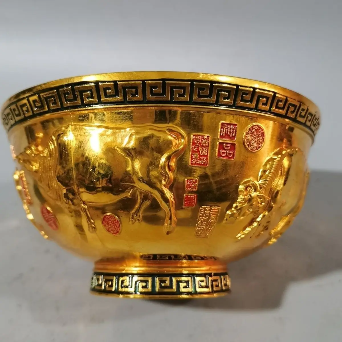 Daqing Qianlong annual gilt Wuniu picture bowl household living room entrance decorative bowl bookcase decoration
Daqing Qianlong annual gilt Wuniu picture bowl household living room entrance decorative bowl bookcase decoration