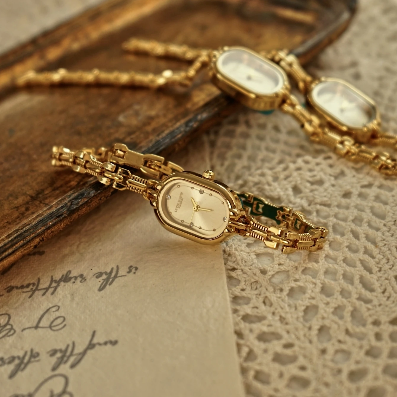 1 Piece of New Style Gold Bracelet-Style Women's Watch, Vintage Luxury, Casual Fashion, Simple Elegance, Light Luxury, Versatile, Waterproof Women's Quartz Watch
1 Piece of New Style Gold Bracelet-Style Women's Watch, Vintage Luxury, Casual Fashion, Simple Elegance, Light Luxury, Versatile, Waterproof Women's Quartz Watch