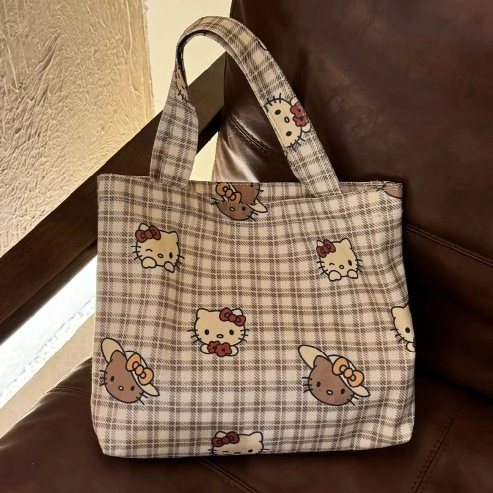 Ретро коричневые клетчатые сумки на плечо Hello Kitty, новые холщовые сумки Sanrio Kawaii с принтом кота, милые женские сумки на плечо
Ретро коричневые клетчатые сумки на плечо Hello Kitty, новые холщовые сумки Sanrio Kawaii с принтом кота, милые женские сумки на плечо