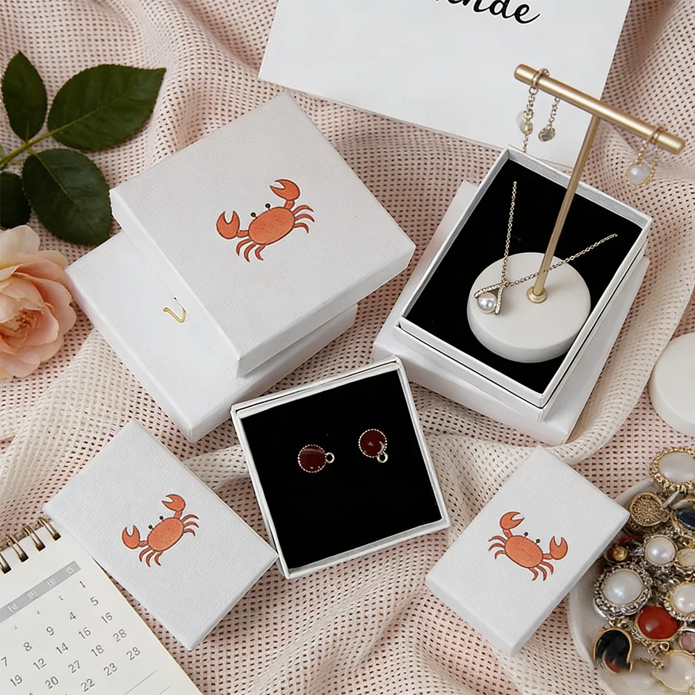 50pcs Custom Logo Hot Sale Paper Jewelry Box Small 7x7x3cm Wedding Favor Gift Boxes Bracelet Pendant Jewelry Packaging Dust Case
50pcs Custom Logo Hot Sale Paper Jewelry Box Small 7x7x3cm Wedding Favor Gift Boxes Bracelet Pendant Jewelry Packaging Dust Case