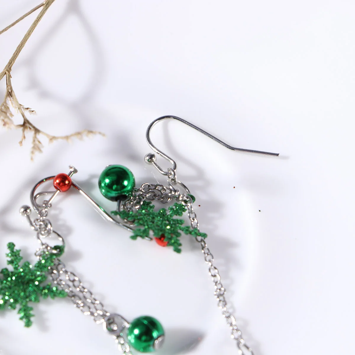 2pcs Snowflake Earrings Delicate Christmas Design for Women Hollow Out Pendant Female Crystal Alloy Party Jewelry Gift
2pcs Snowflake Earrings Delicate Christmas Design for Women Hollow Out Pendant Female Crystal Alloy Party Jewelry Gift