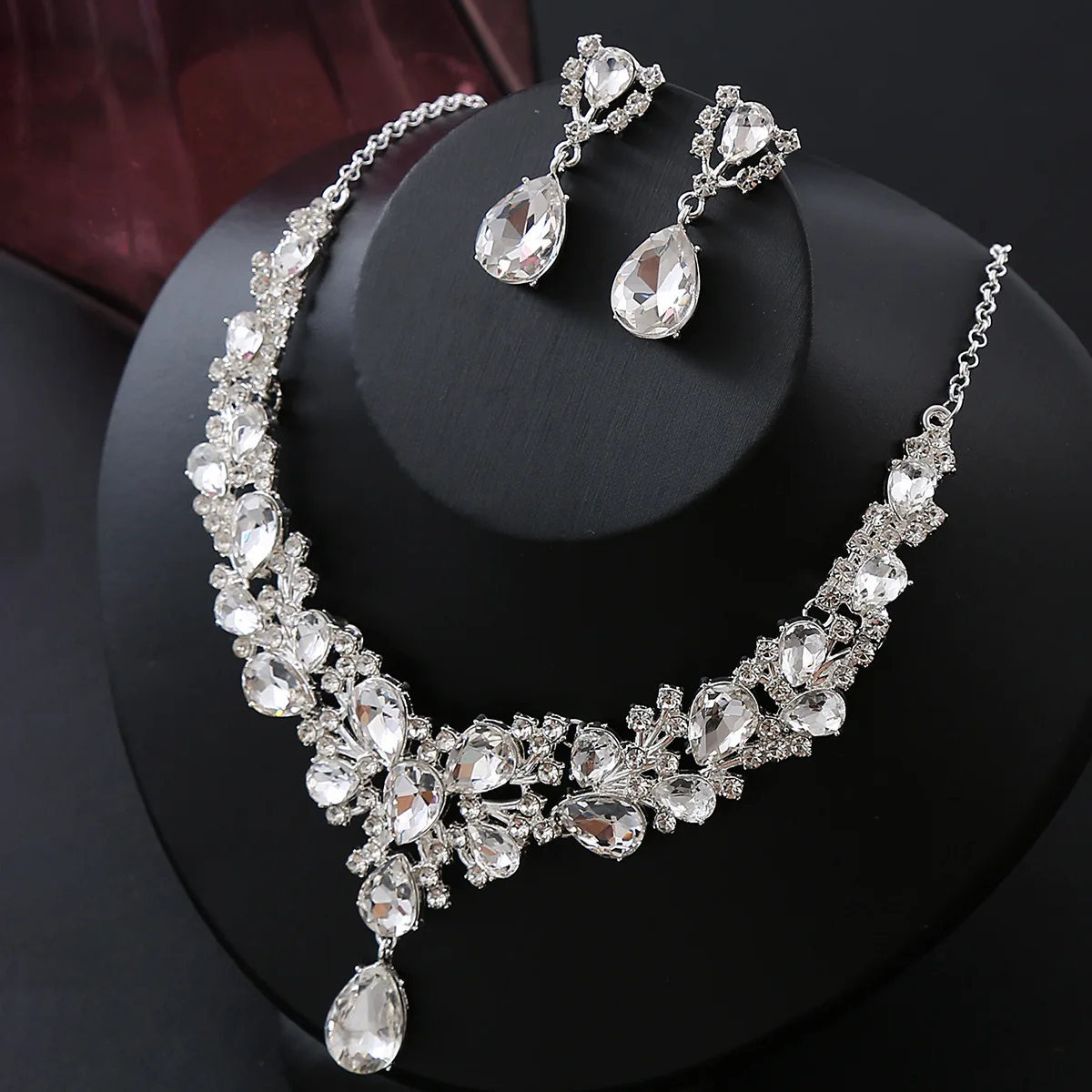 Hot-selling explosion Original design Alloy necklace Earrings set Bridal wedding banquet accessories wholesale
Hot-selling explosion Original design Alloy necklace Earrings set Bridal wedding banquet accessories wholesale